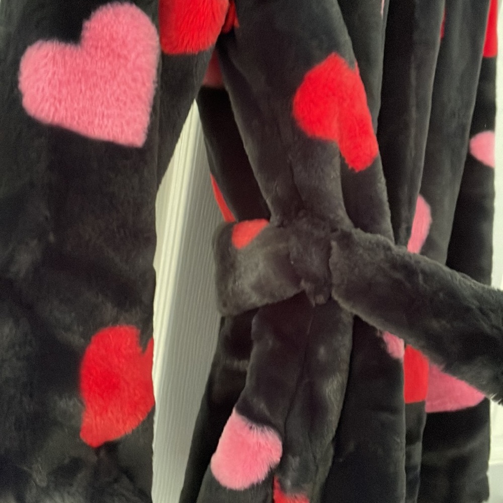 Kate Spade Medium plush robe black with red & pink hearts & pockets! Valentine’s - Picture 5 of 17